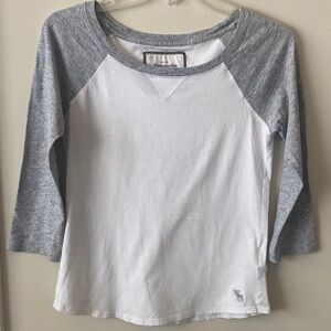 Abercrombie & Fitch 3/4” Sleeve Gray & White jersey tee size small vintage Y2K